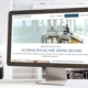 Desktopmonitor auf Schreibtisch zeigt Website von Zahnarztpraxis Drong. Hintergrund Büro.
